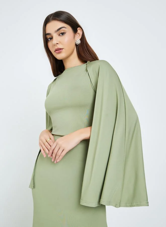 ستايلي فستان طويل ضيق بأكمام كيب